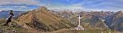 48 Alla croce di vetta del Pizzo Badile (2044 m) vista spettacolare